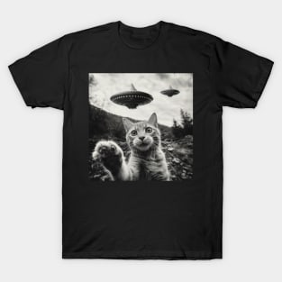 Funny Alien Cat Selfie UFO Encounter T-Shirt